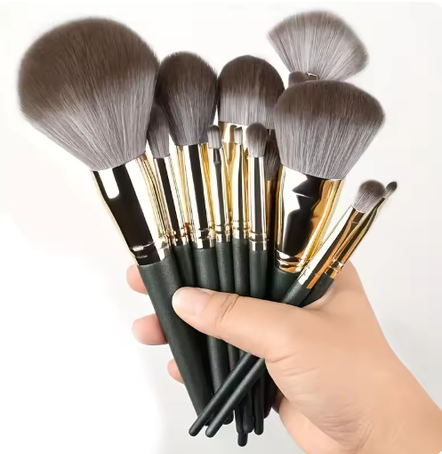 14-Piece Luxury Makeup Brush Set - Professional full face and eye detail brushes, super soft for applying foundation, blush and more.
